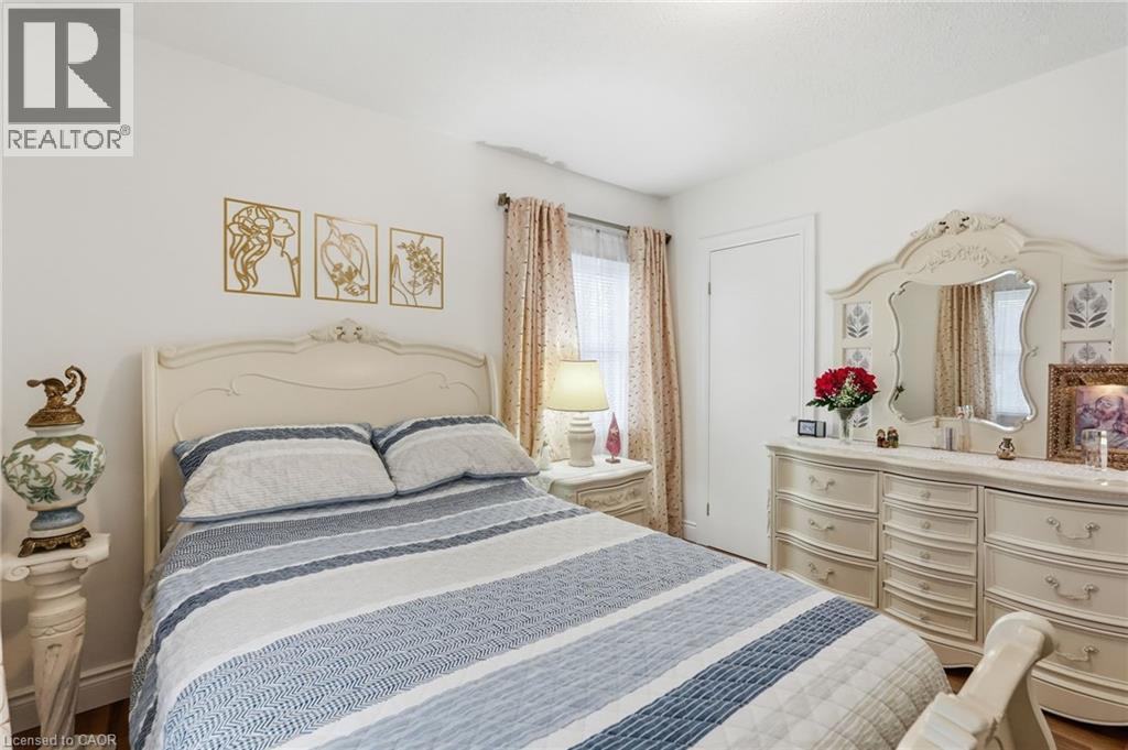 54 Bingham Road, Hamilton, ON - Indoor Photo Showing Bedroom