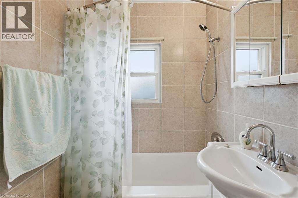 54 Bingham Road, Hamilton, ON - Indoor Photo Showing Bathroom