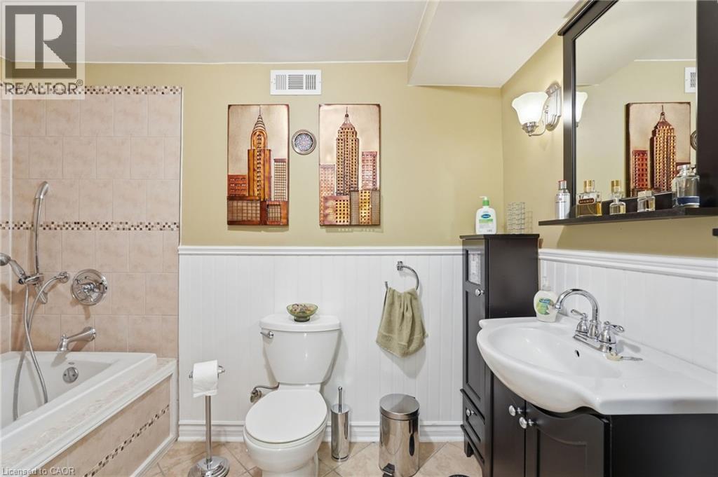 54 Bingham Road, Hamilton, ON - Indoor Photo Showing Bathroom