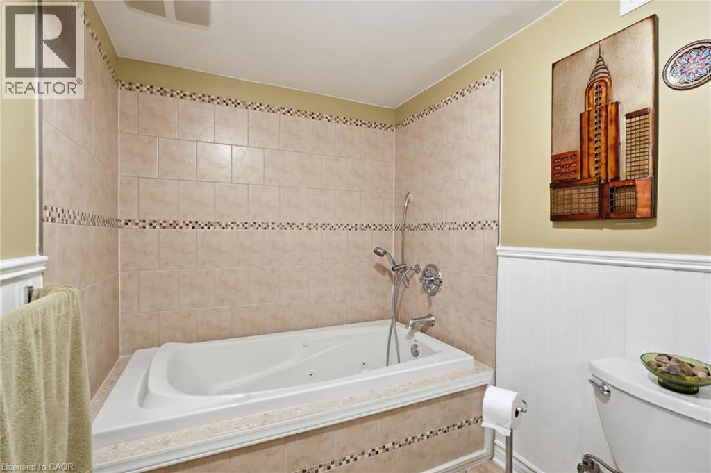 54 Bingham Road, Hamilton, ON - Indoor Photo Showing Bathroom