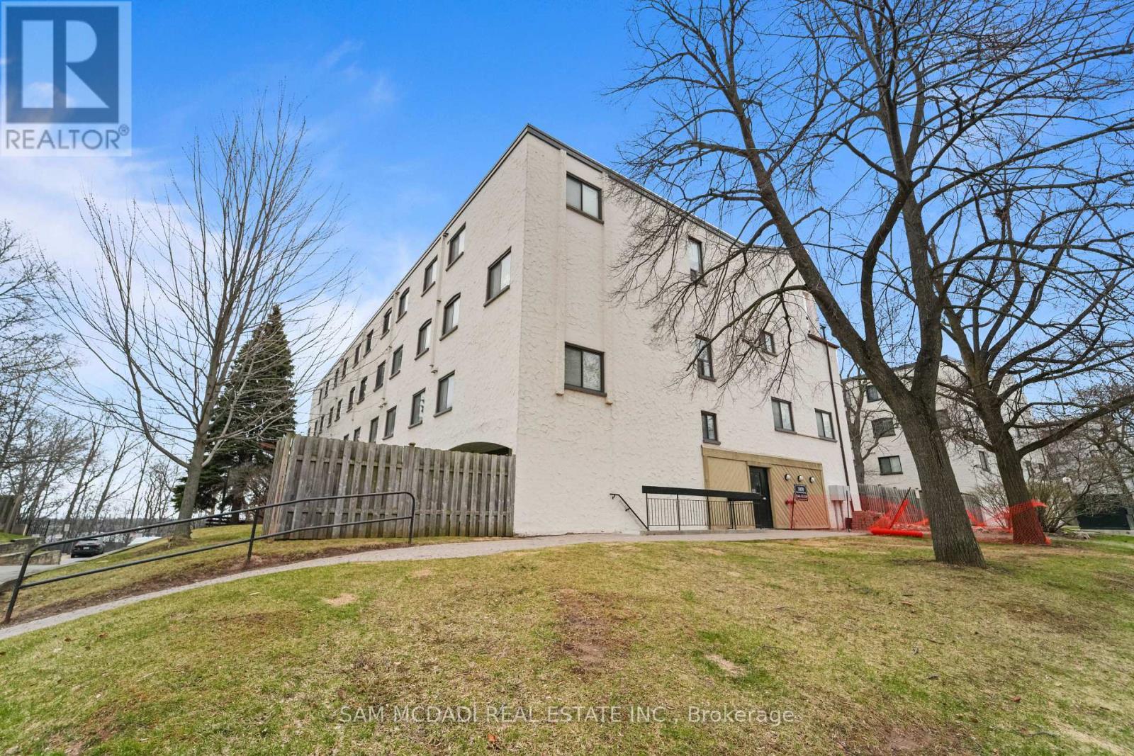 112 - 1050 Falgarwood Drive, Oakville, ON - Outdoor