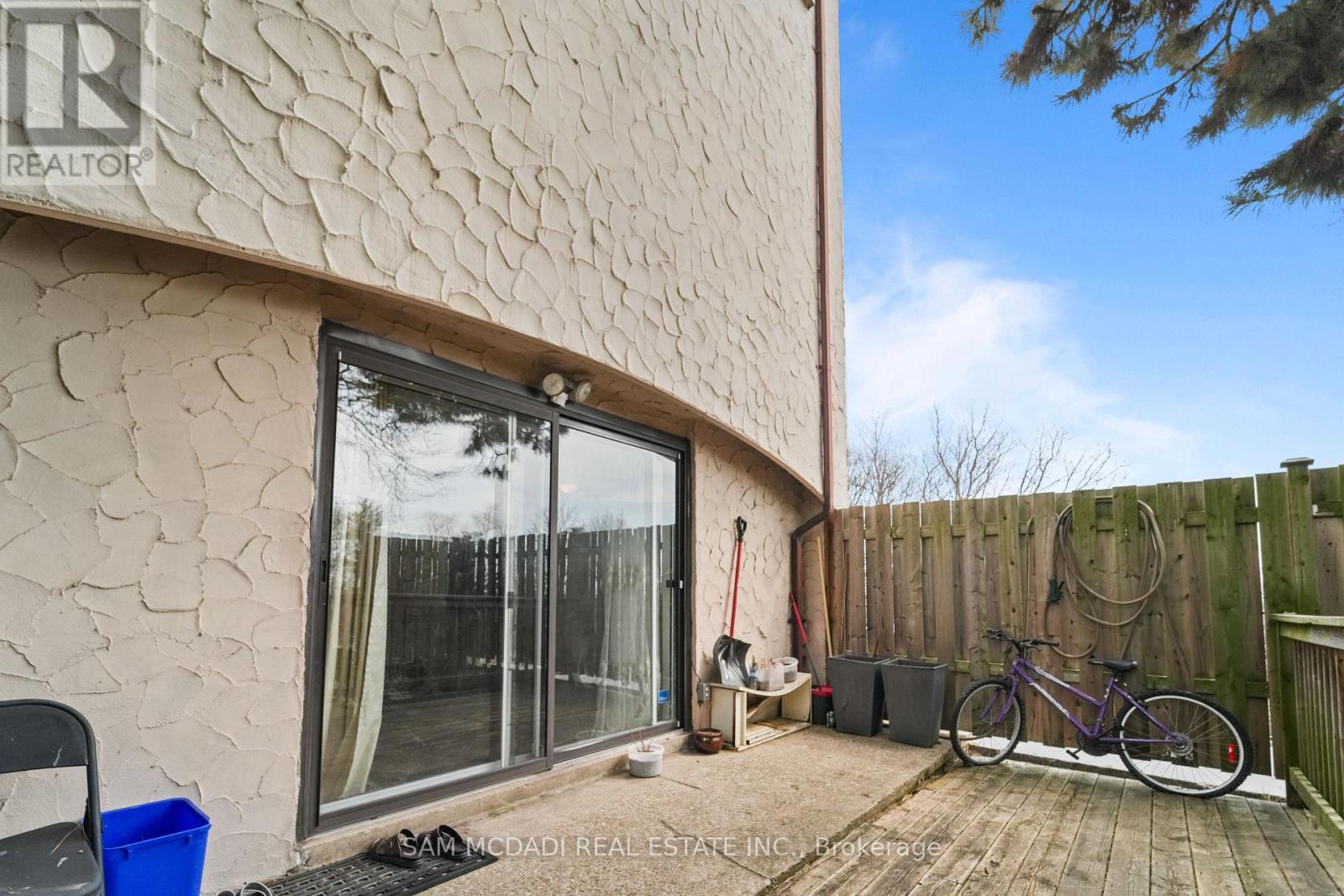 112 - 1050 Falgarwood Drive, Oakville, ON - Outdoor