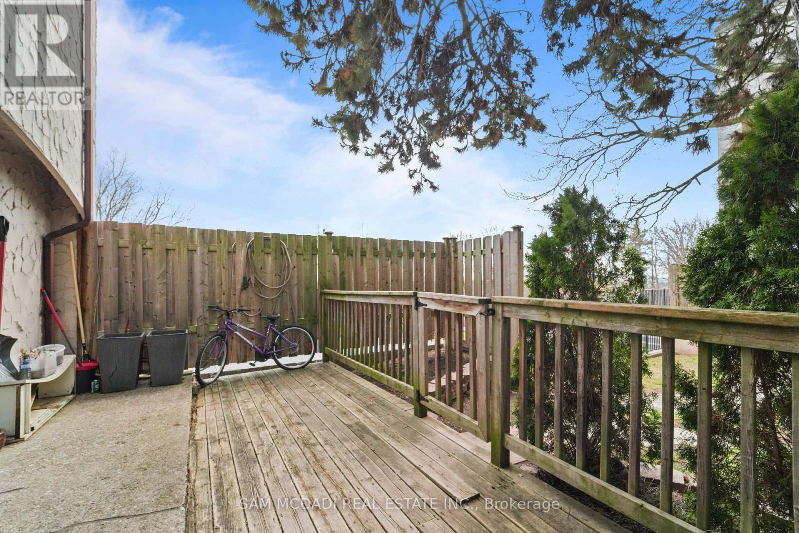 112 - 1050 Falgarwood Drive, Oakville, ON - Outdoor