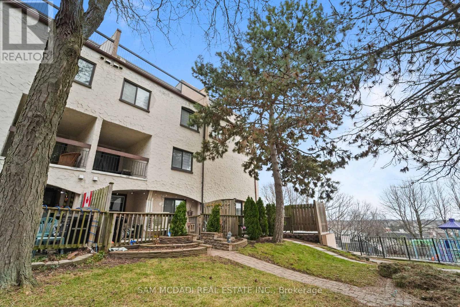 112 - 1050 Falgarwood Drive, Oakville, ON - Outdoor