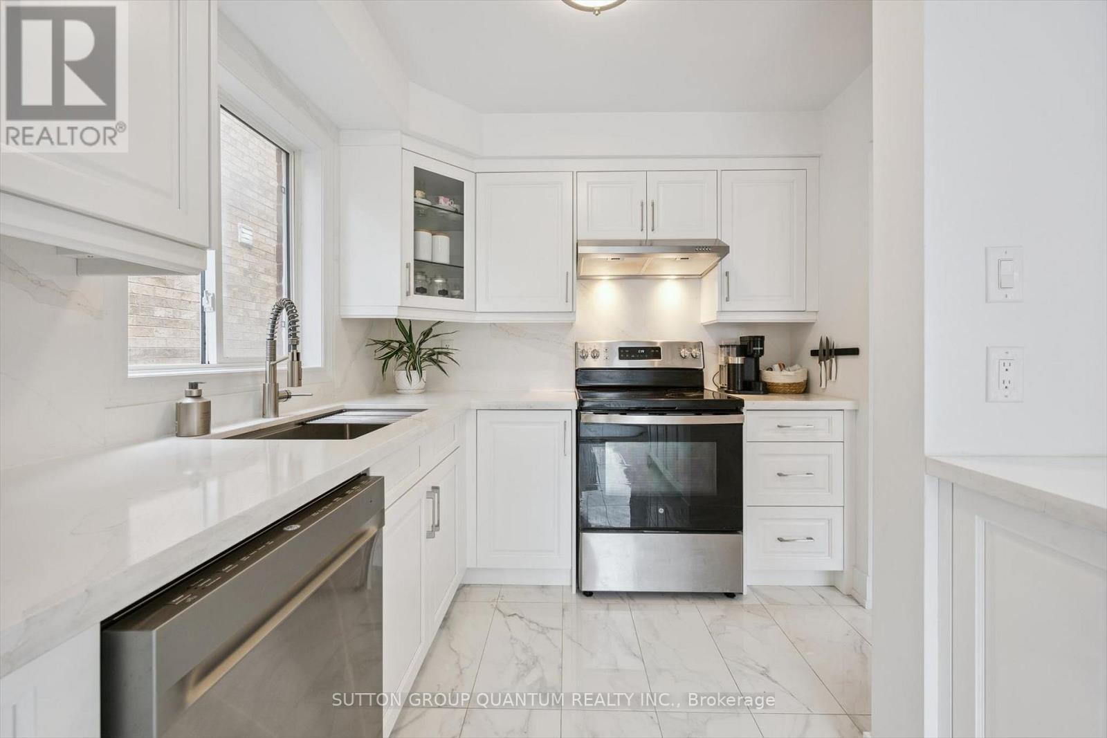 710 Irving Terrace, Milton, ON - Indoor Photo Showing Kitchen With Upgraded Kitchen