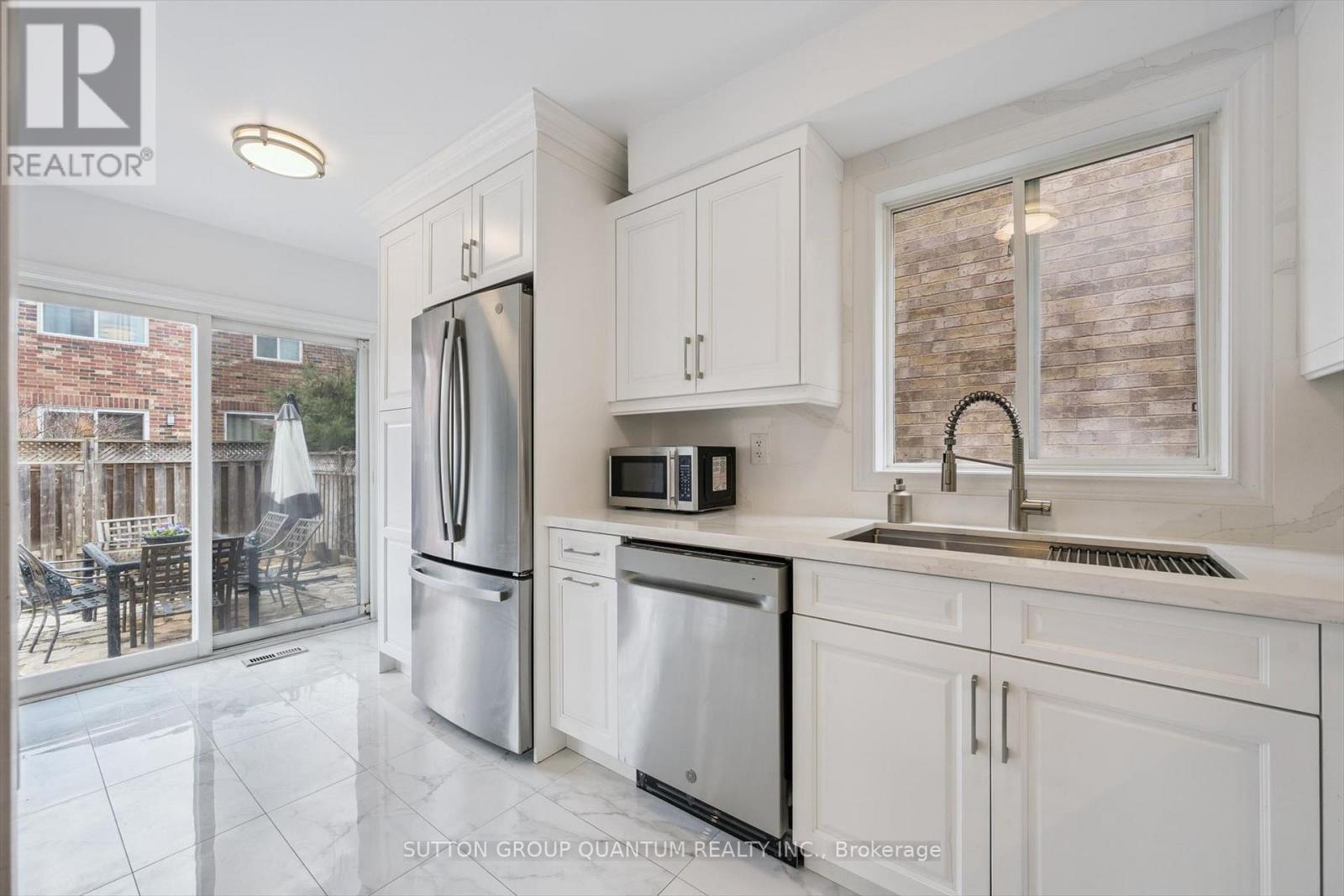 710 Irving Terrace, Milton, ON - Indoor Photo Showing Kitchen