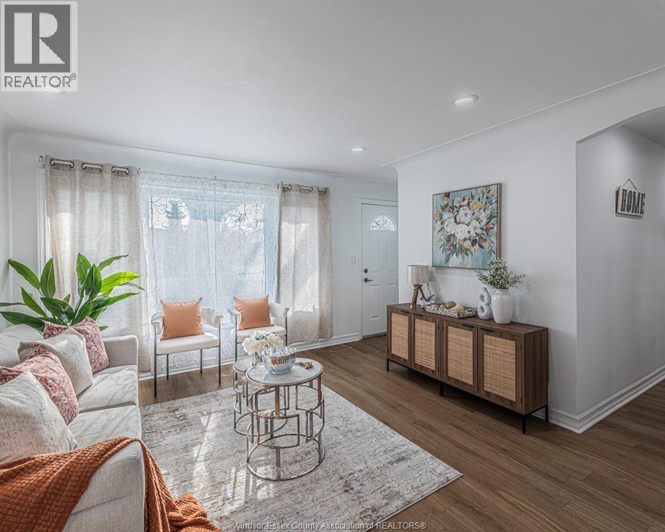 3446 Mark, Windsor, ON - Indoor Photo Showing Living Room