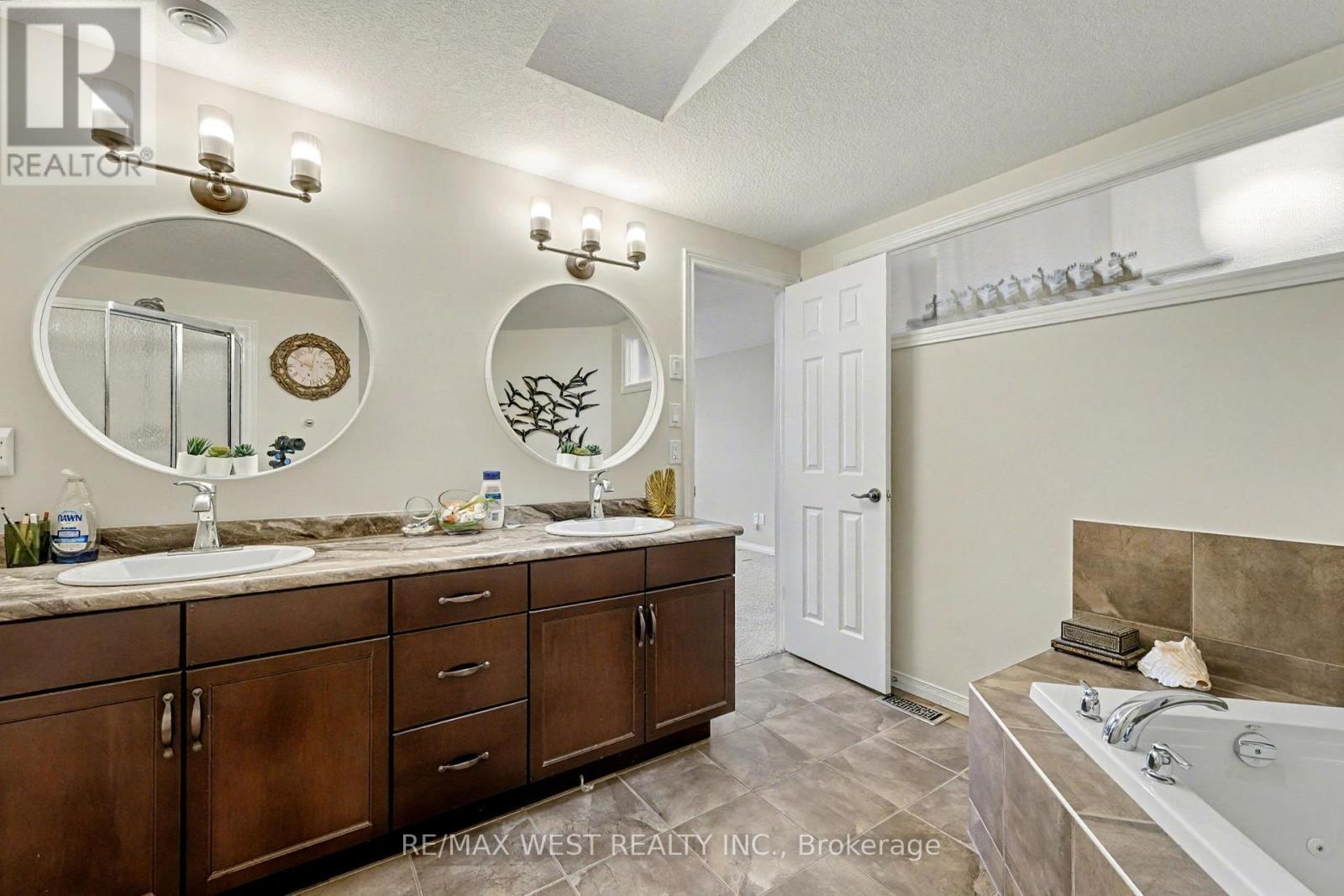 7 - 255 Summerfield Drive, Guelph, ON - Indoor Photo Showing Bathroom