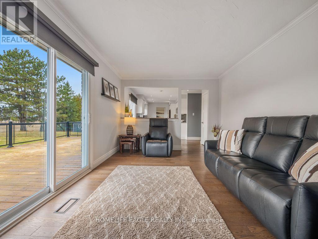 1592 Sideroad 15, New Tecumseth, ON - Indoor Photo Showing Living Room