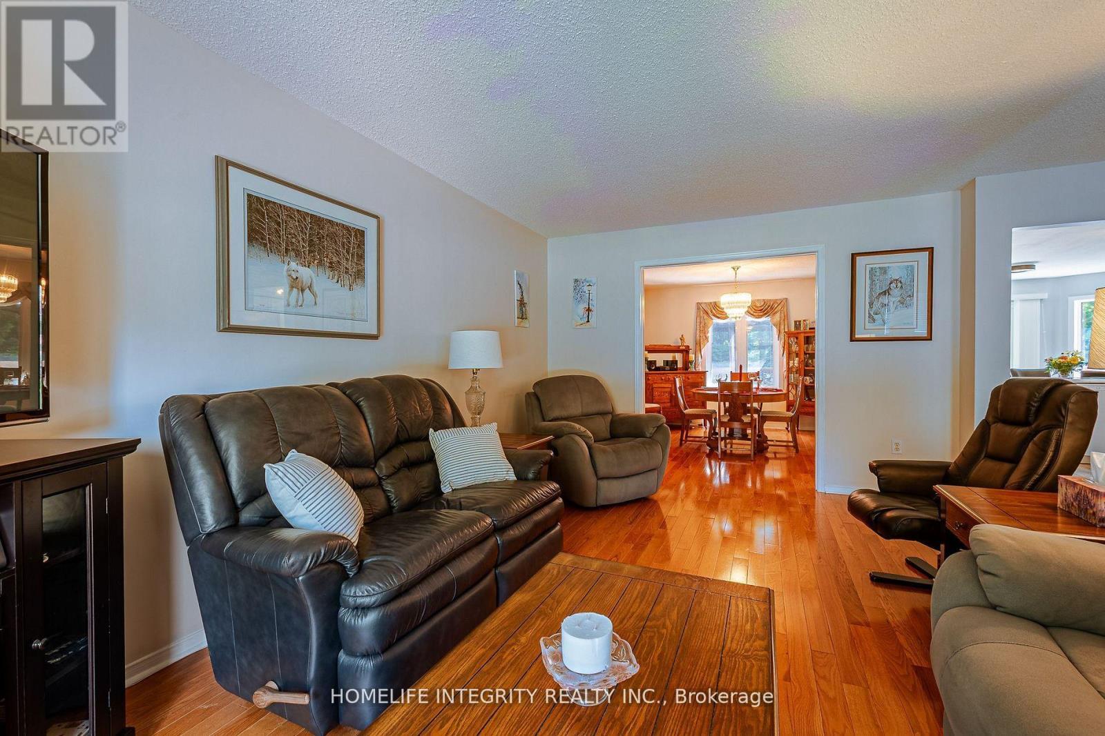 37 Brouwer Crescent, Wasaga Beach, ON - Indoor Photo Showing Living Room