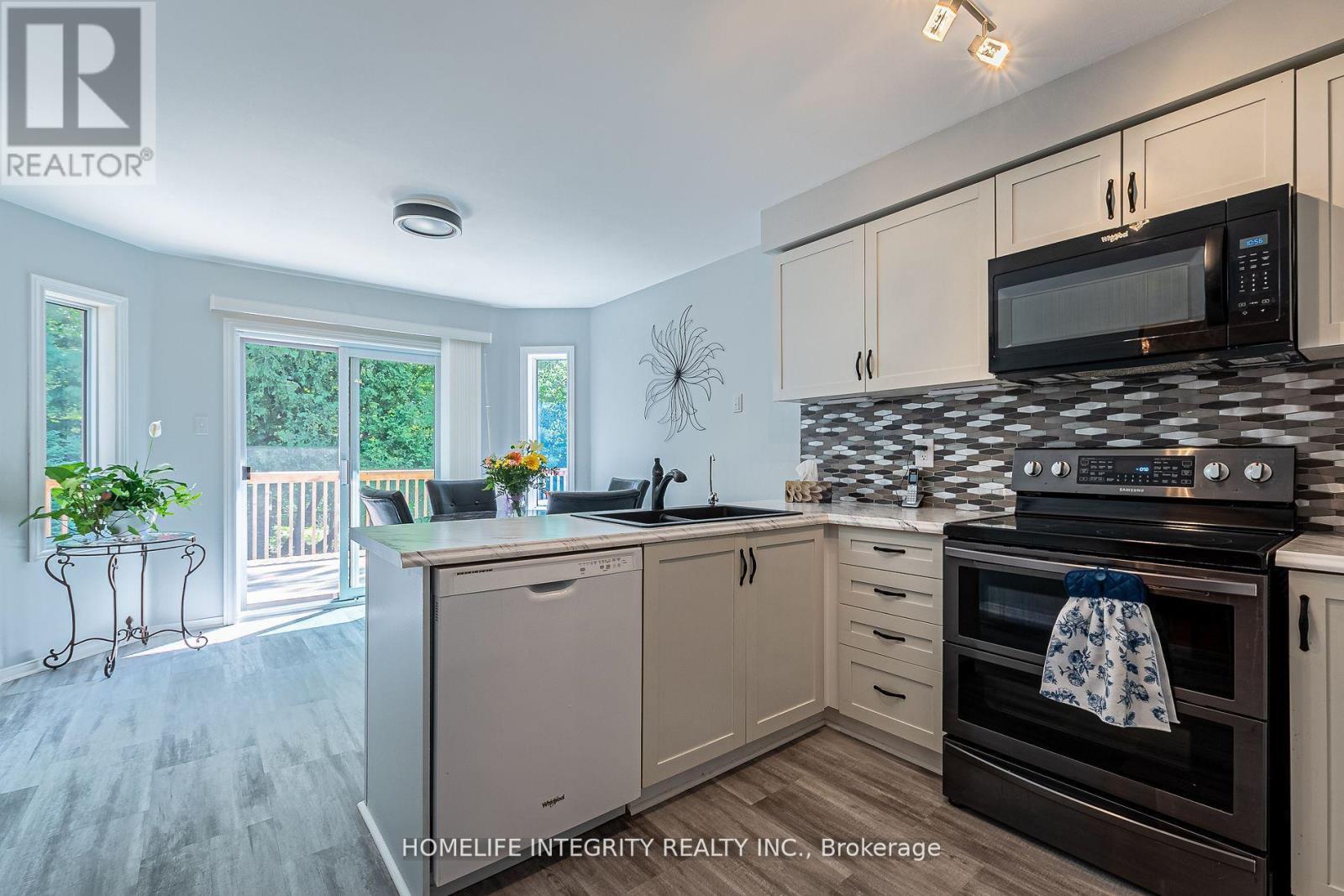 37 Brouwer Crescent, Wasaga Beach, ON - Indoor Photo Showing Kitchen