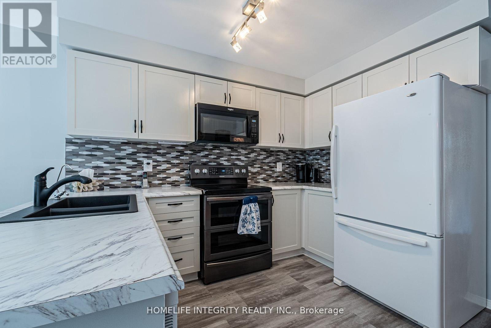 37 Brouwer Crescent, Wasaga Beach, ON - Indoor Photo Showing Kitchen With Double Sink