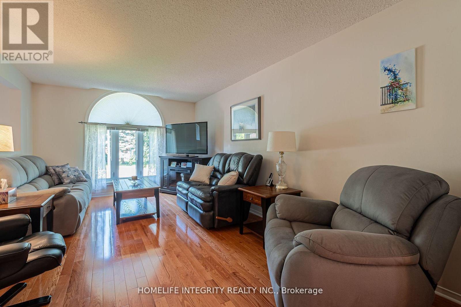 37 Brouwer Crescent, Wasaga Beach, ON - Indoor Photo Showing Living Room