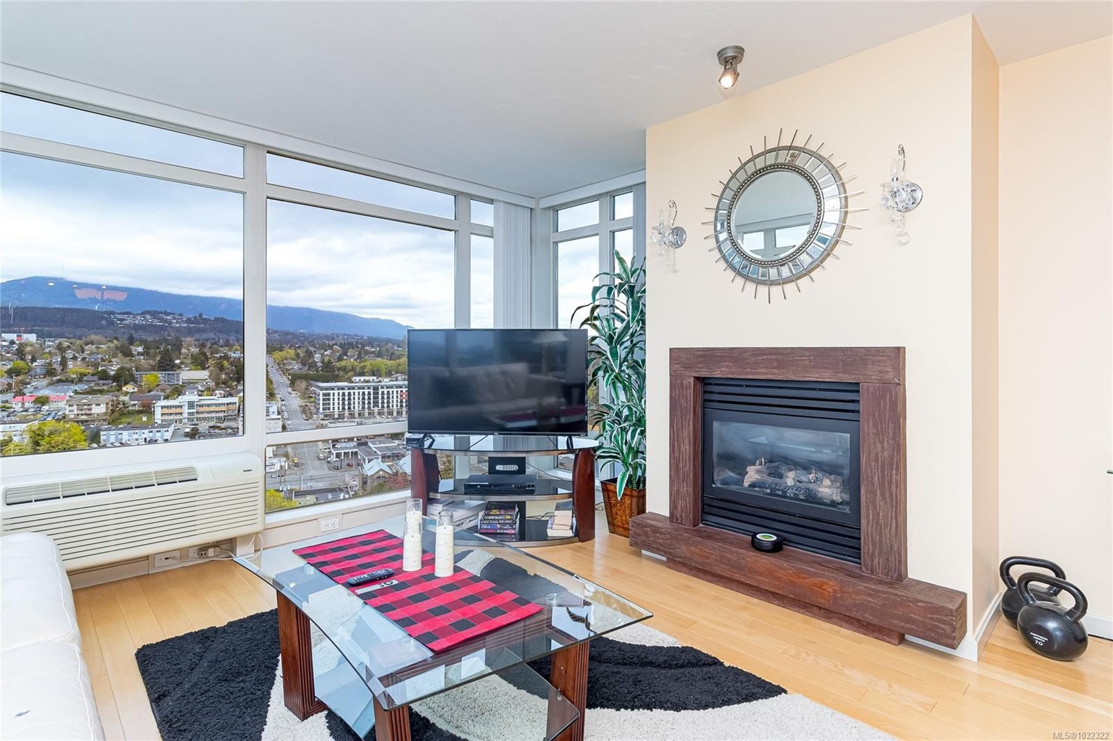1402-38 Front St, Nanaimo, BC - Indoor Photo Showing Living Room With Fireplace