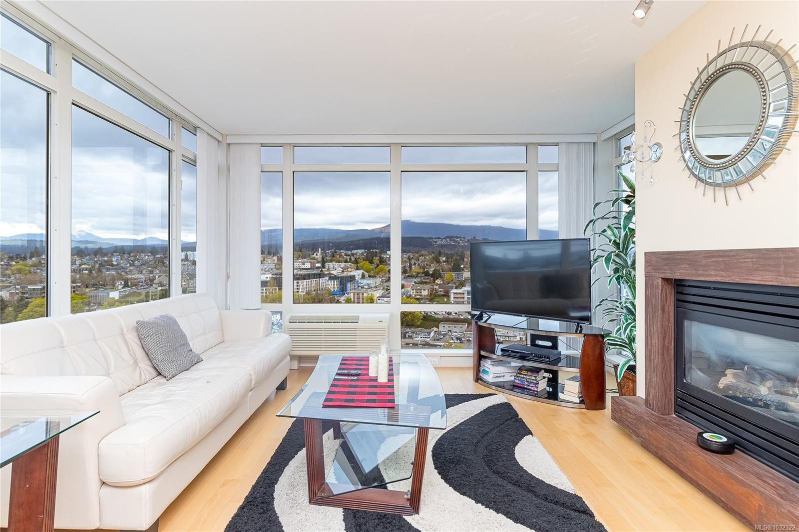 1402-38 Front St, Nanaimo, BC - Indoor Photo Showing Living Room With Fireplace