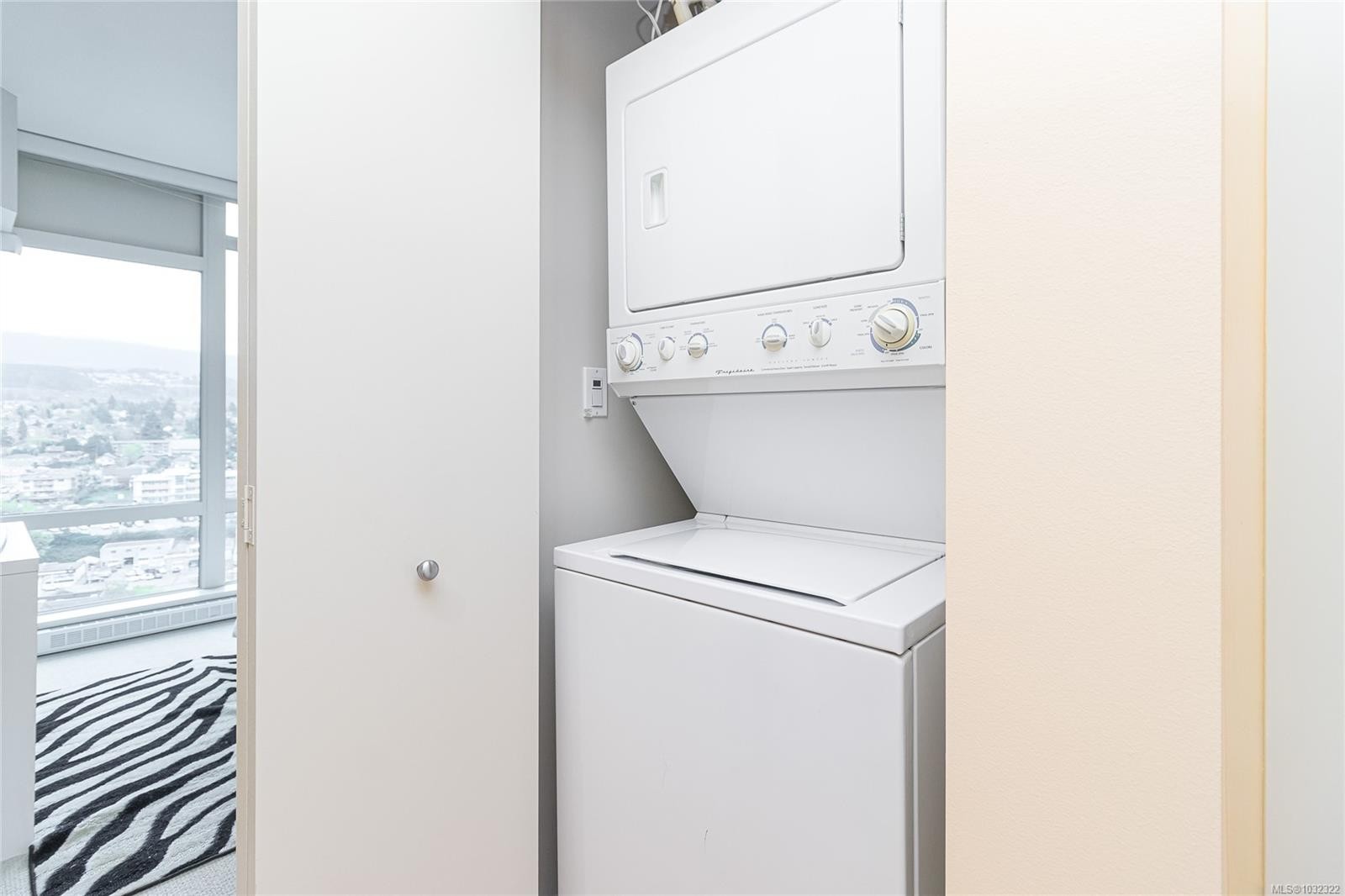 1402-38 Front St, Nanaimo, BC - Indoor Photo Showing Laundry Room
