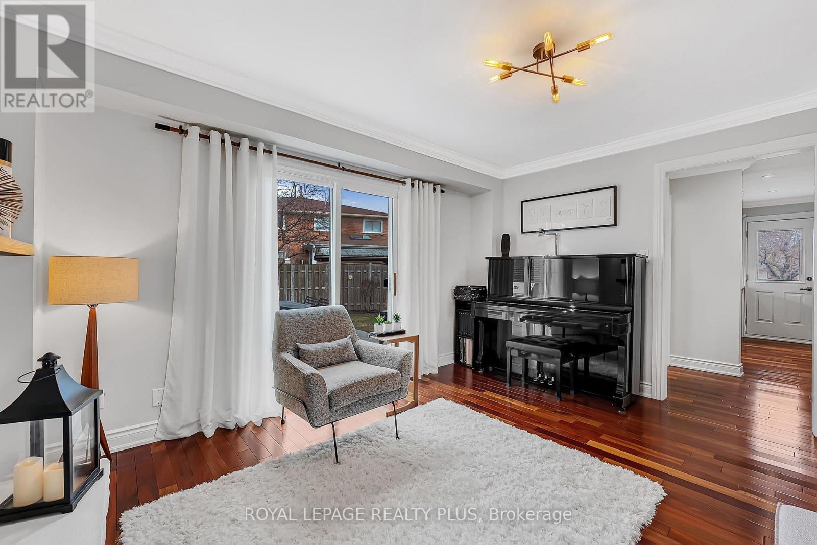 4241 Anworld Place, Mississauga, ON - Indoor Photo Showing Living Room