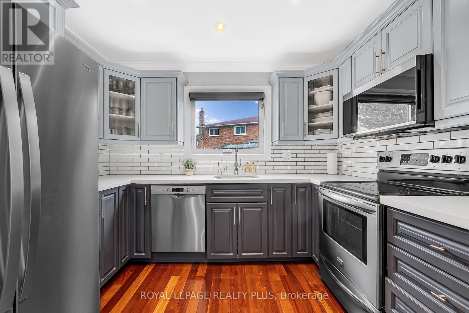 4241 Anworld Place, Mississauga, ON - Indoor Photo Showing Kitchen With Stainless Steel Kitchen With Upgraded Kitchen