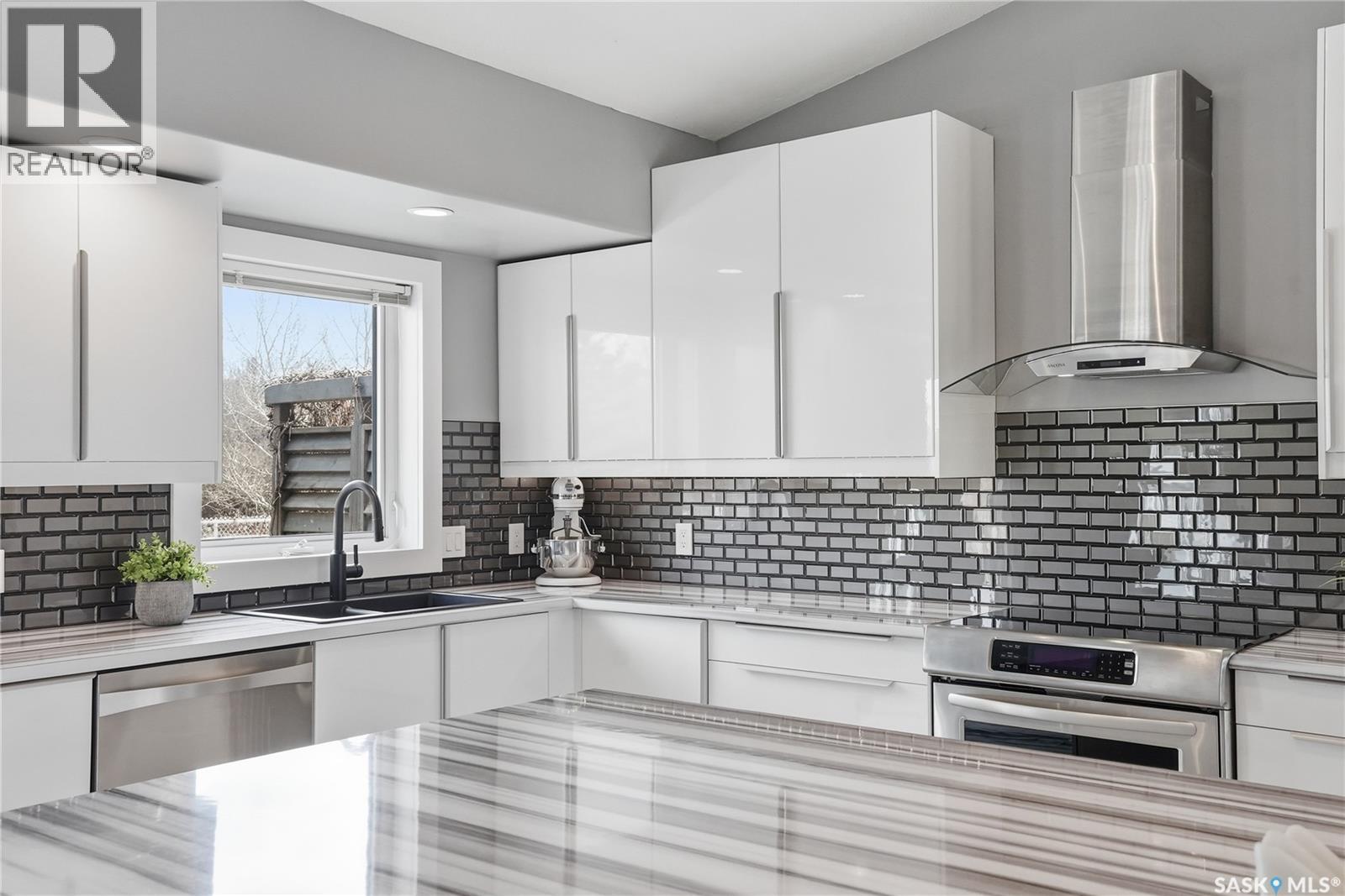 406 Laycoe Crescent, Saskatoon, SK - Indoor Photo Showing Kitchen With Double Sink With Upgraded Kitchen
