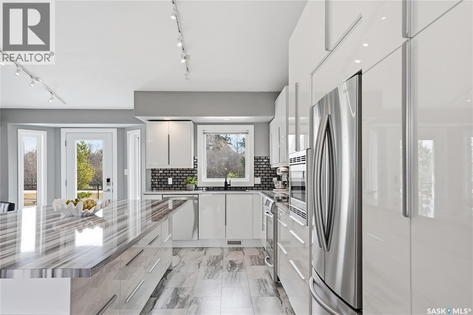 406 Laycoe Crescent, Saskatoon, SK - Indoor Photo Showing Kitchen With Upgraded Kitchen