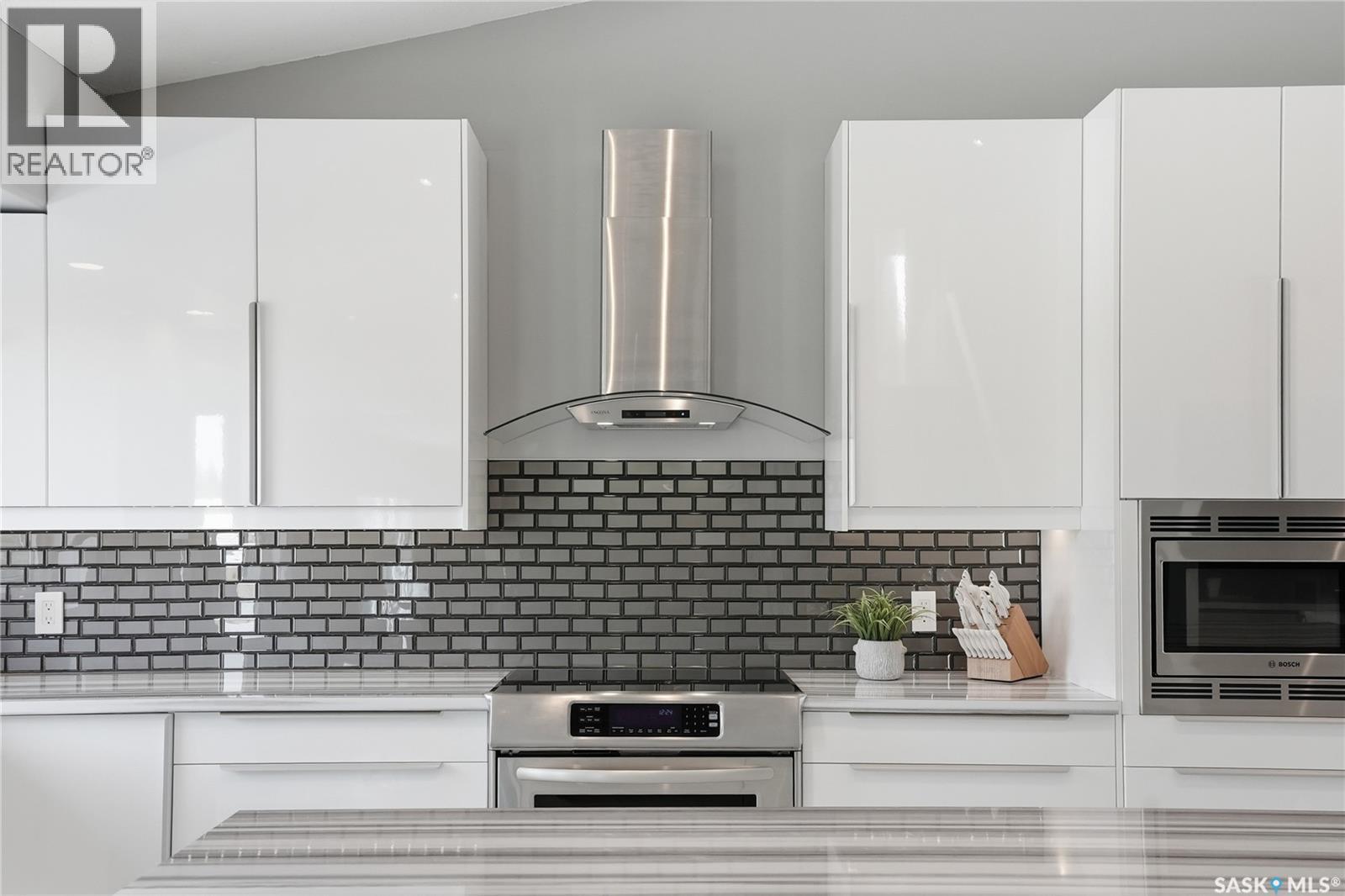 406 Laycoe Crescent, Saskatoon, SK - Indoor Photo Showing Kitchen With Upgraded Kitchen