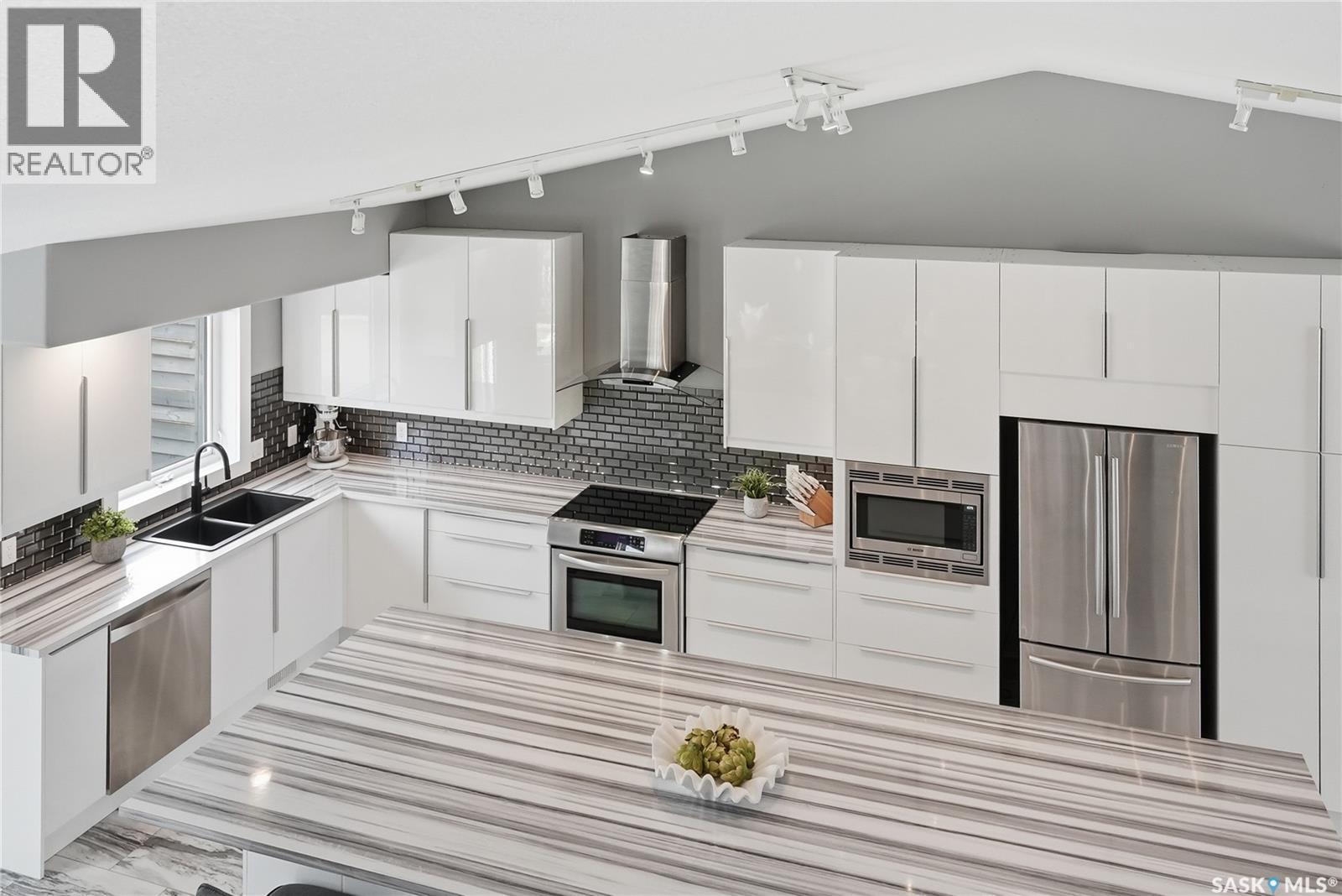 406 Laycoe Crescent, Saskatoon, SK - Indoor Photo Showing Kitchen With Double Sink With Upgraded Kitchen