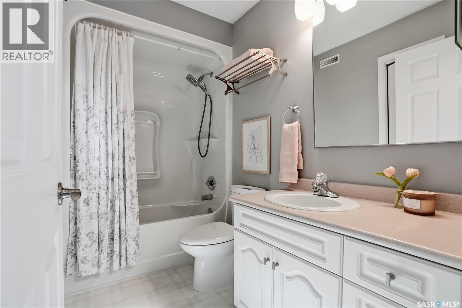 406 Laycoe Crescent, Saskatoon, SK - Indoor Photo Showing Bathroom