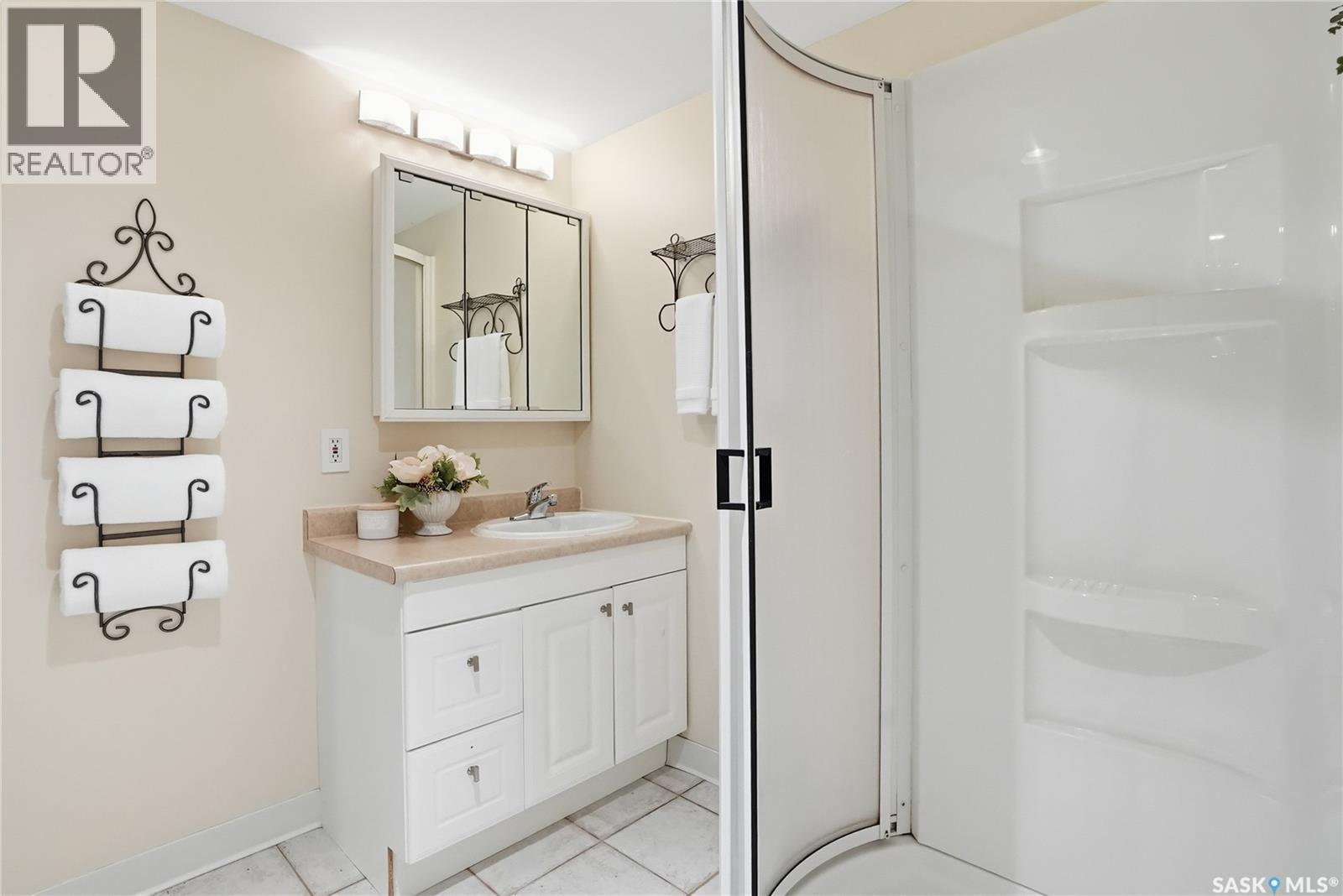 406 Laycoe Crescent, Saskatoon, SK - Indoor Photo Showing Bathroom