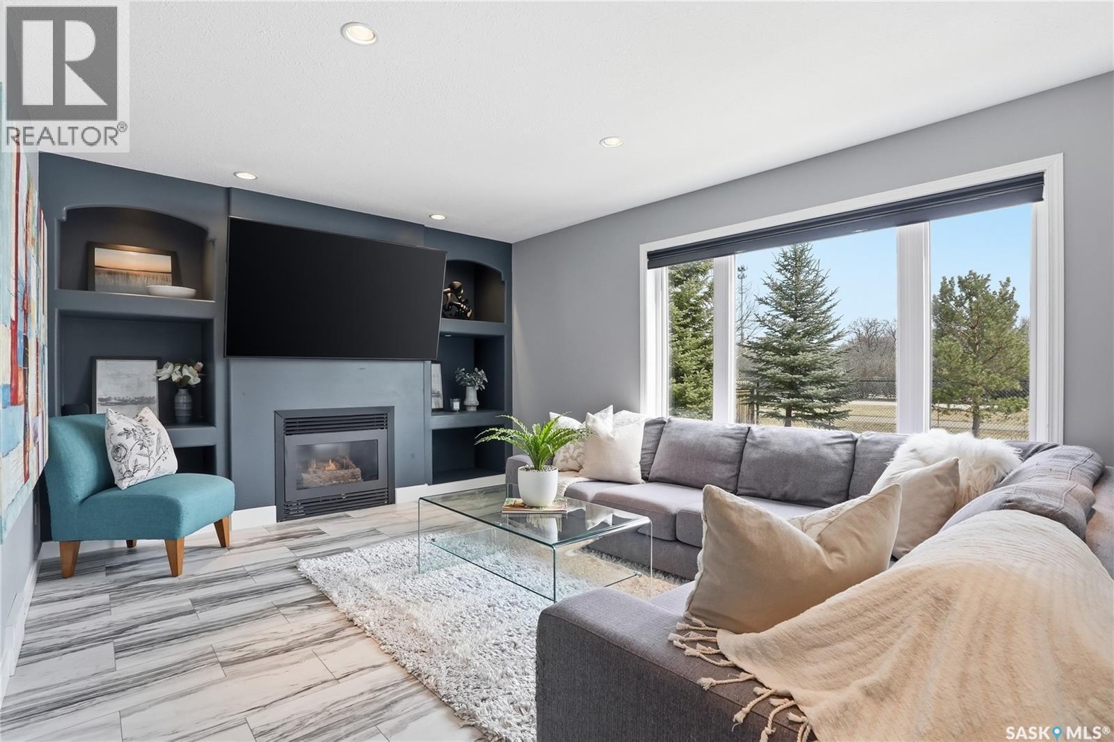 406 Laycoe Crescent, Saskatoon, SK - Indoor Photo Showing Living Room With Fireplace