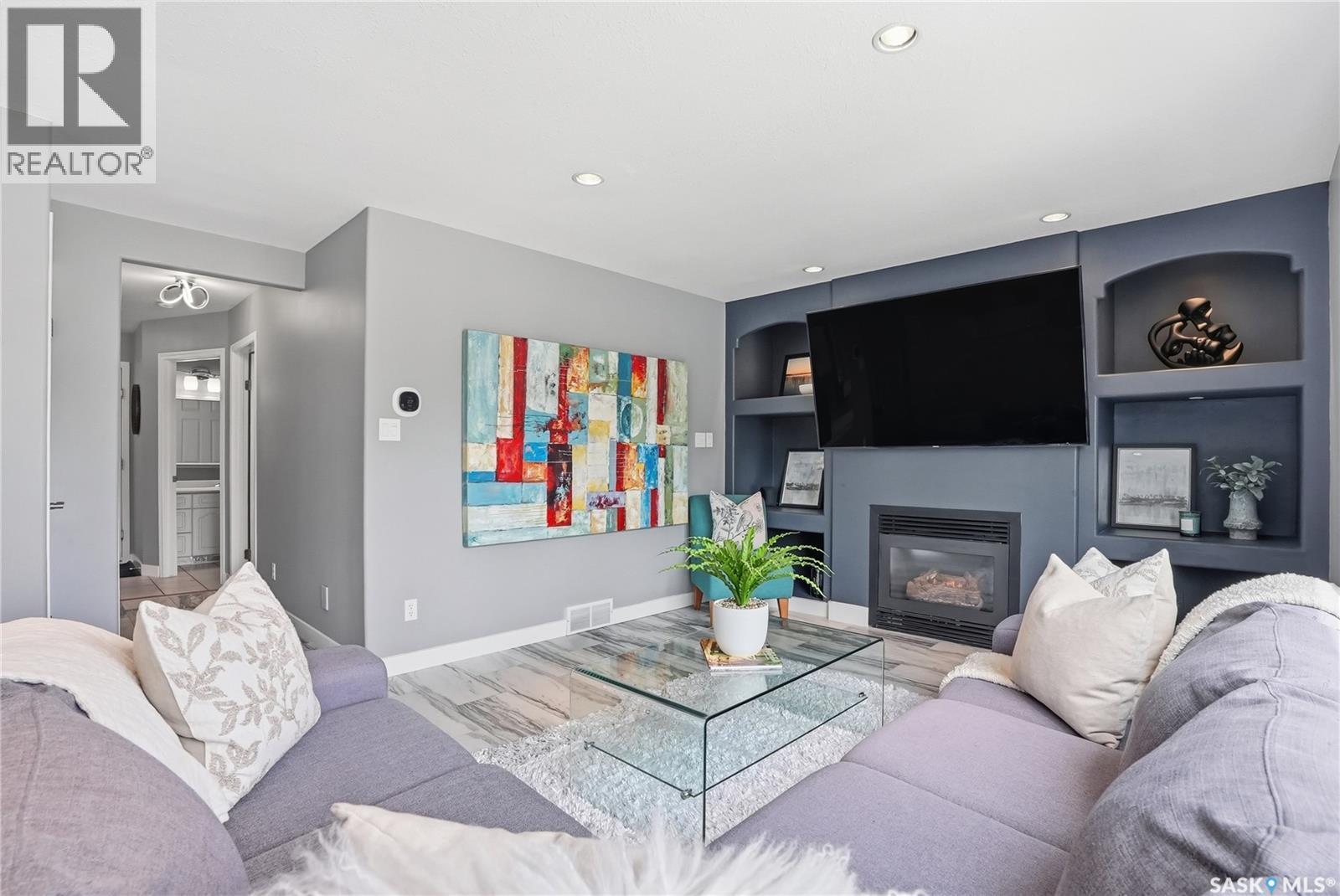 406 Laycoe Crescent, Saskatoon, SK - Indoor Photo Showing Living Room With Fireplace