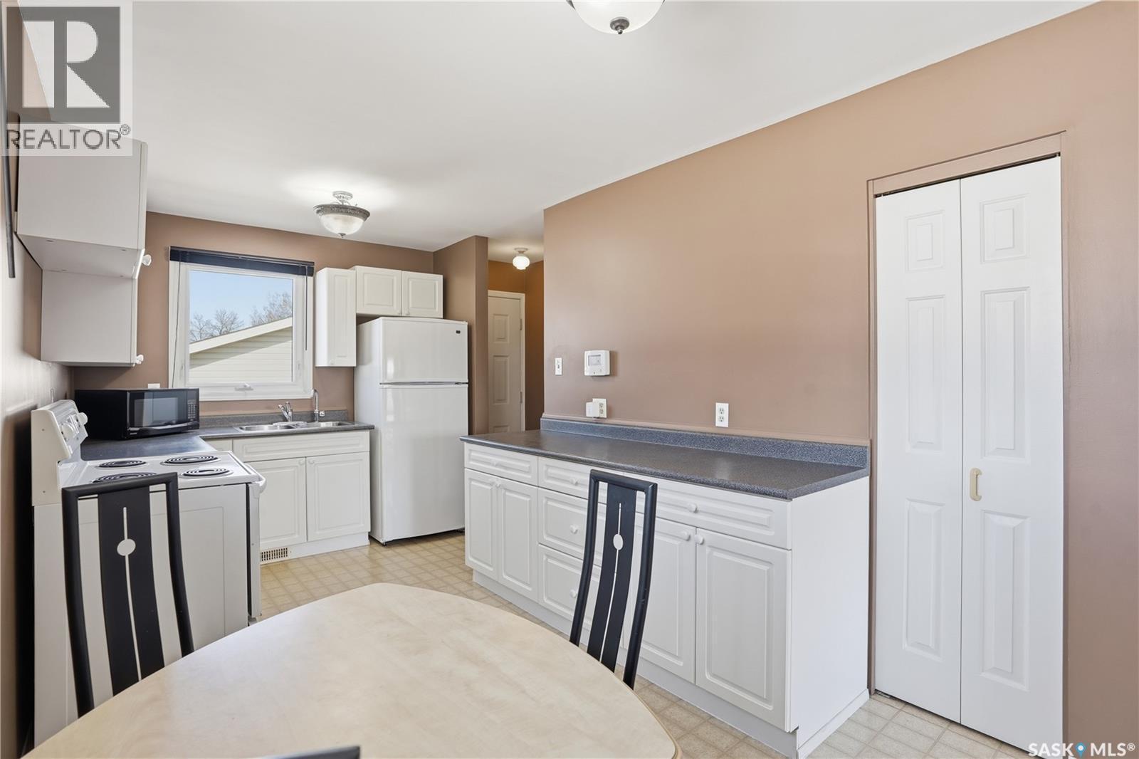 111 Forsyth Crescent, Regina, SK - Indoor Photo Showing Kitchen