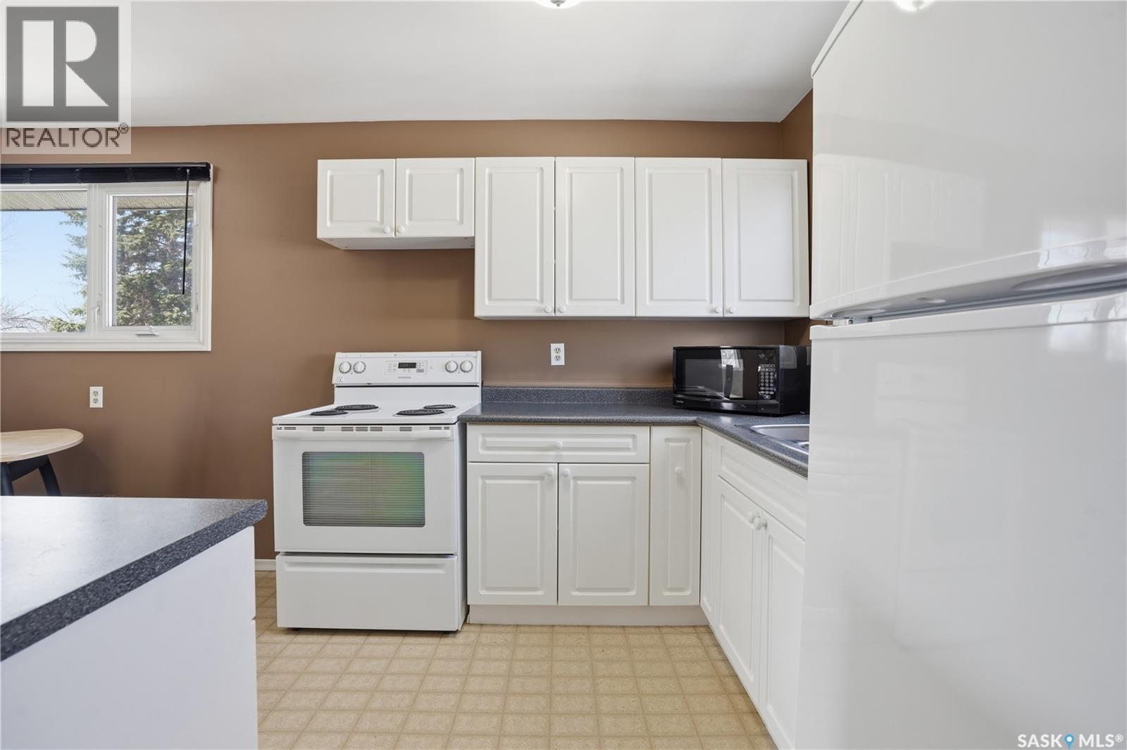 111 Forsyth Crescent, Regina, SK - Indoor Photo Showing Kitchen