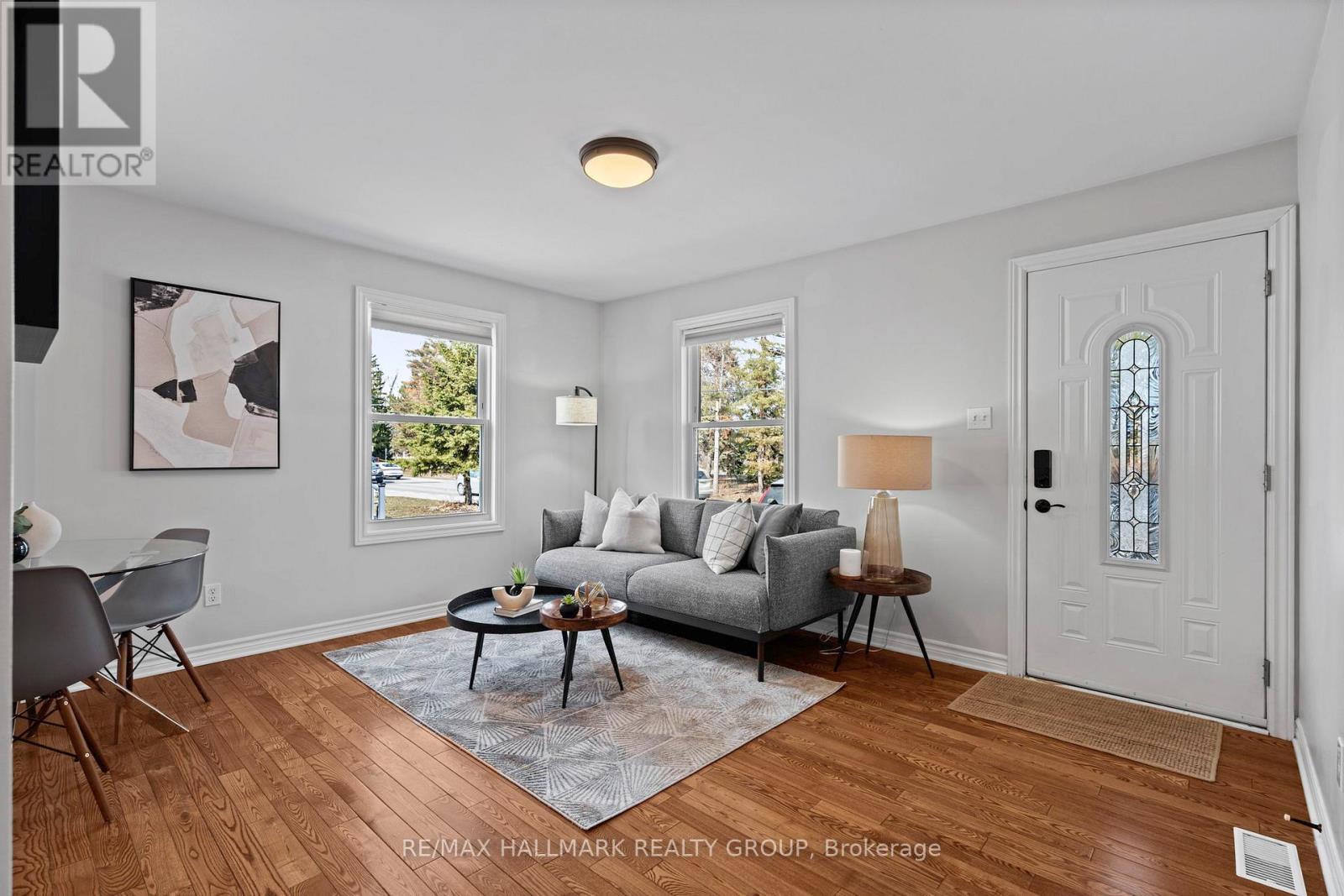 924 Fisher Avenue, Ottawa, ON - Indoor Photo Showing Living Room