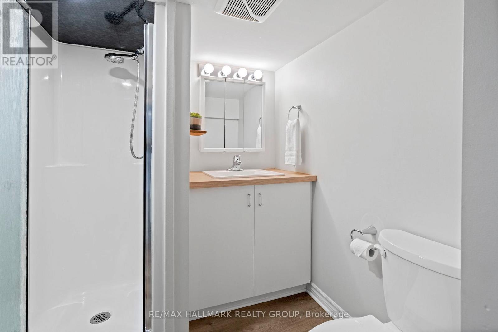 924 Fisher Avenue, Ottawa, ON - Indoor Photo Showing Bathroom