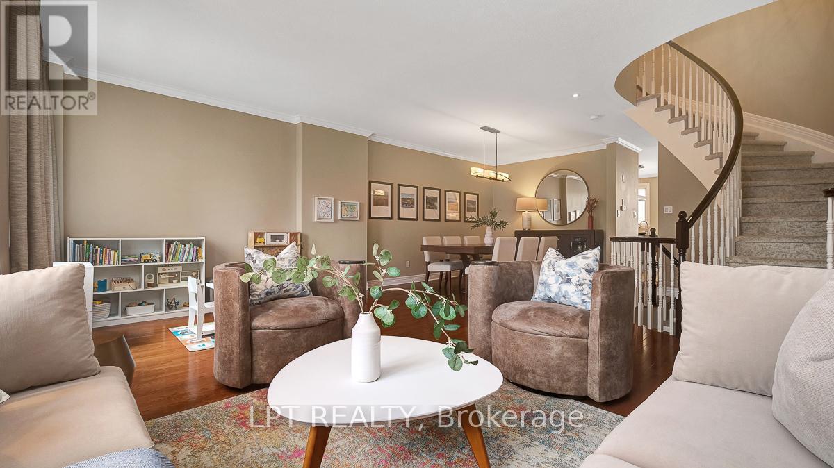 176 Lanark Avenue, Ottawa, ON - Indoor Photo Showing Living Room