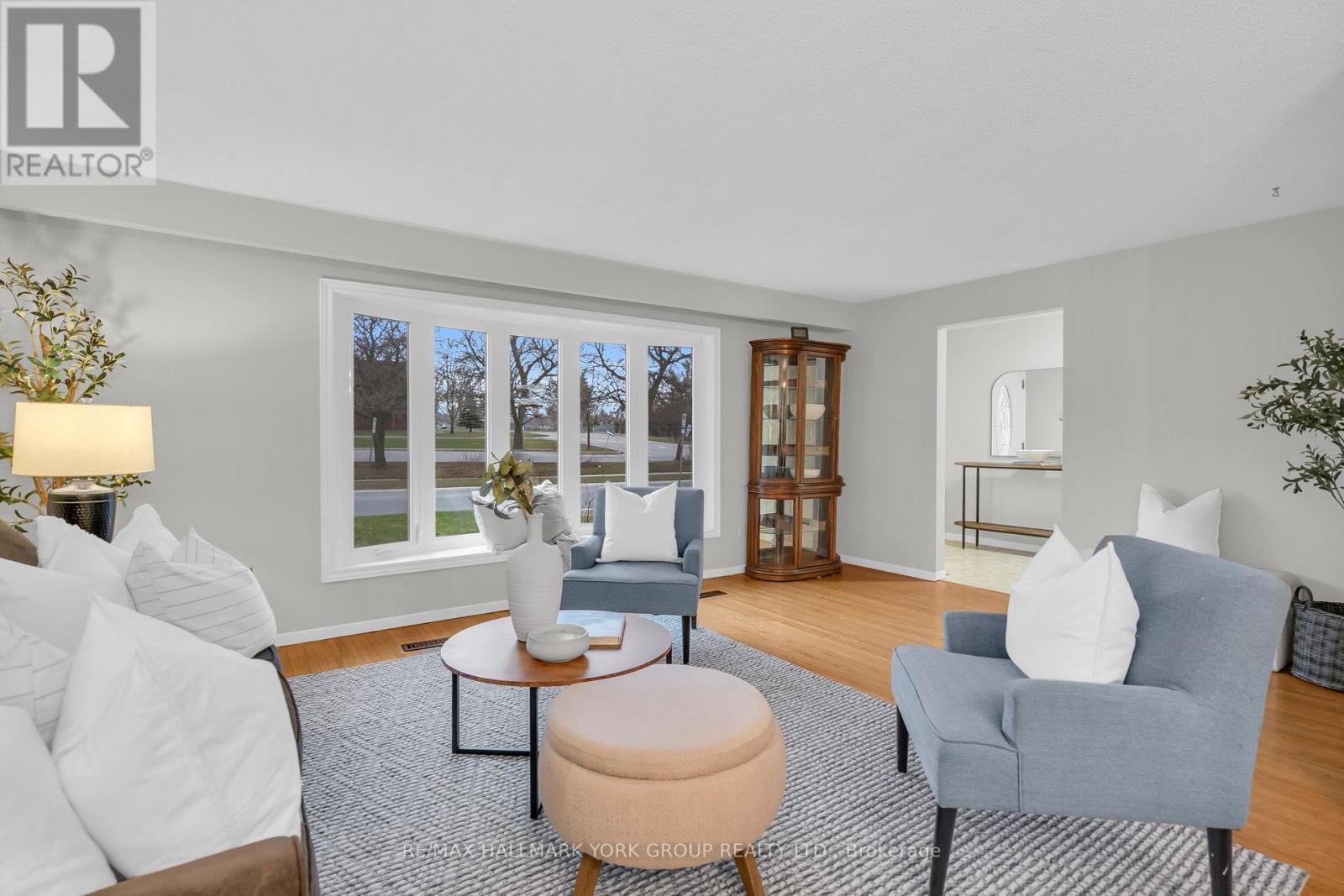 67 Devins Drive, Aurora, ON - Indoor Photo Showing Living Room