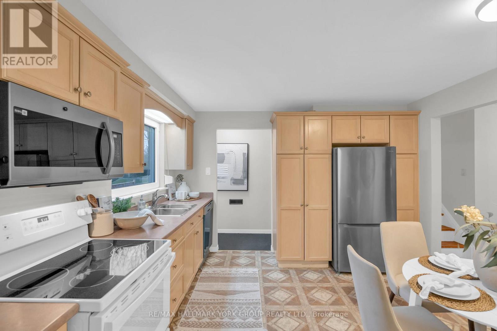 67 Devins Drive, Aurora, ON - Indoor Photo Showing Kitchen