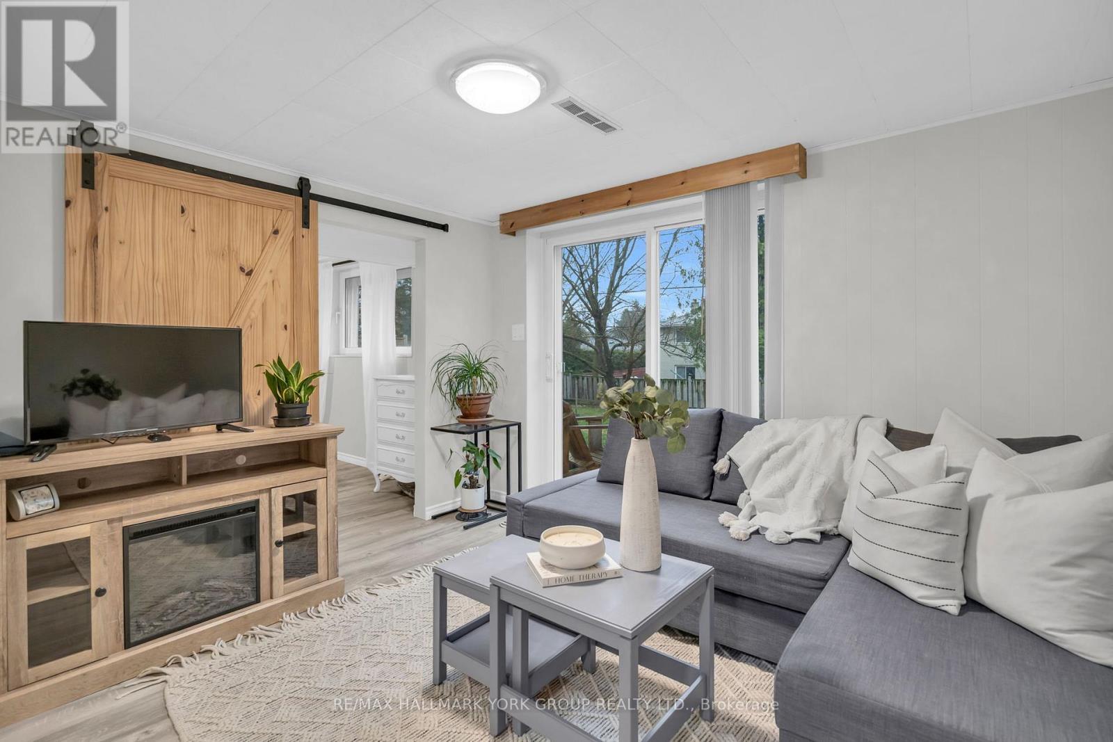 67 Devins Drive, Aurora, ON - Indoor Photo Showing Living Room