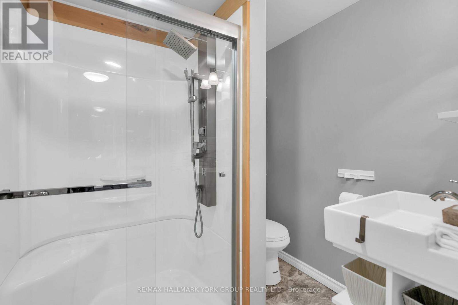 67 Devins Drive, Aurora, ON - Indoor Photo Showing Bathroom