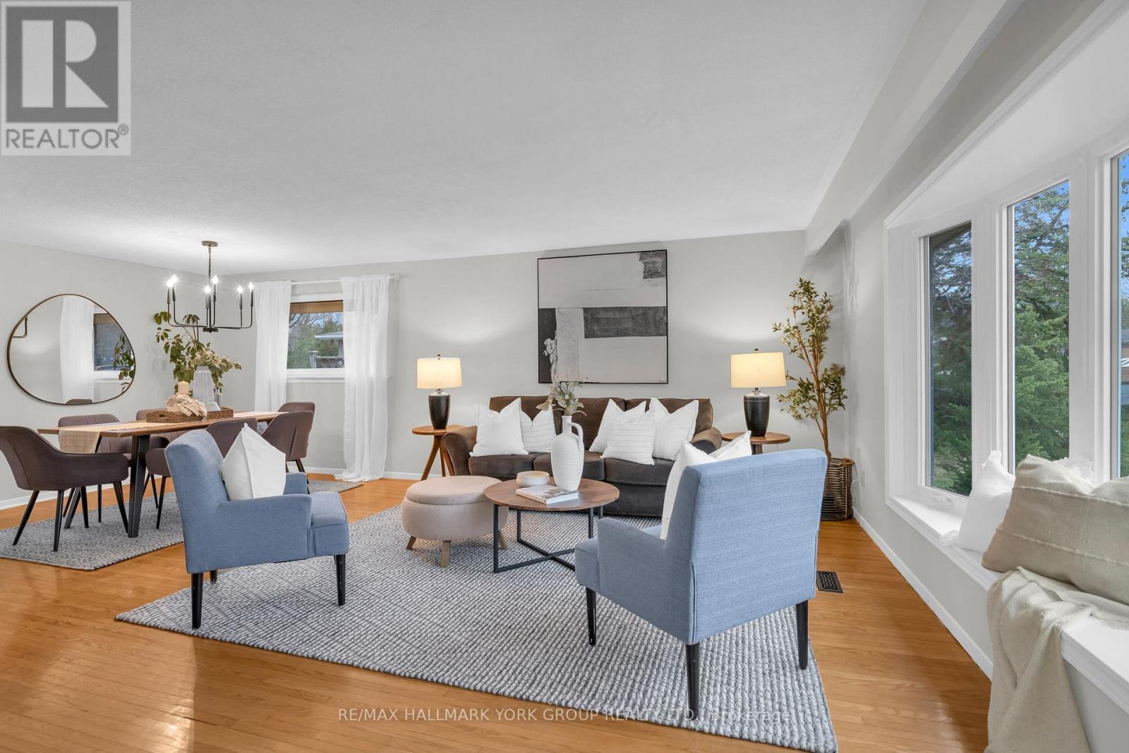 67 Devins Drive, Aurora, ON - Indoor Photo Showing Living Room