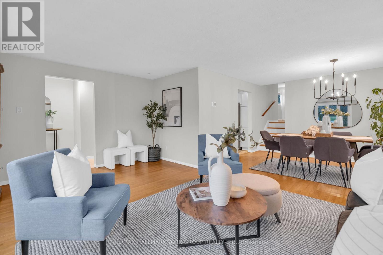 67 Devins Drive, Aurora, ON - Indoor Photo Showing Living Room