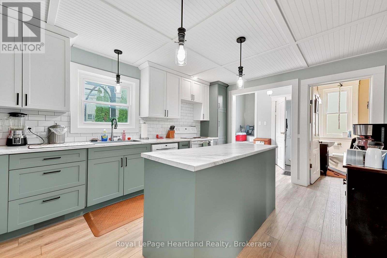 14 Elgin Avenue E, Goderich (Goderich (Town)), ON - Indoor Photo Showing Kitchen With Upgraded Kitchen