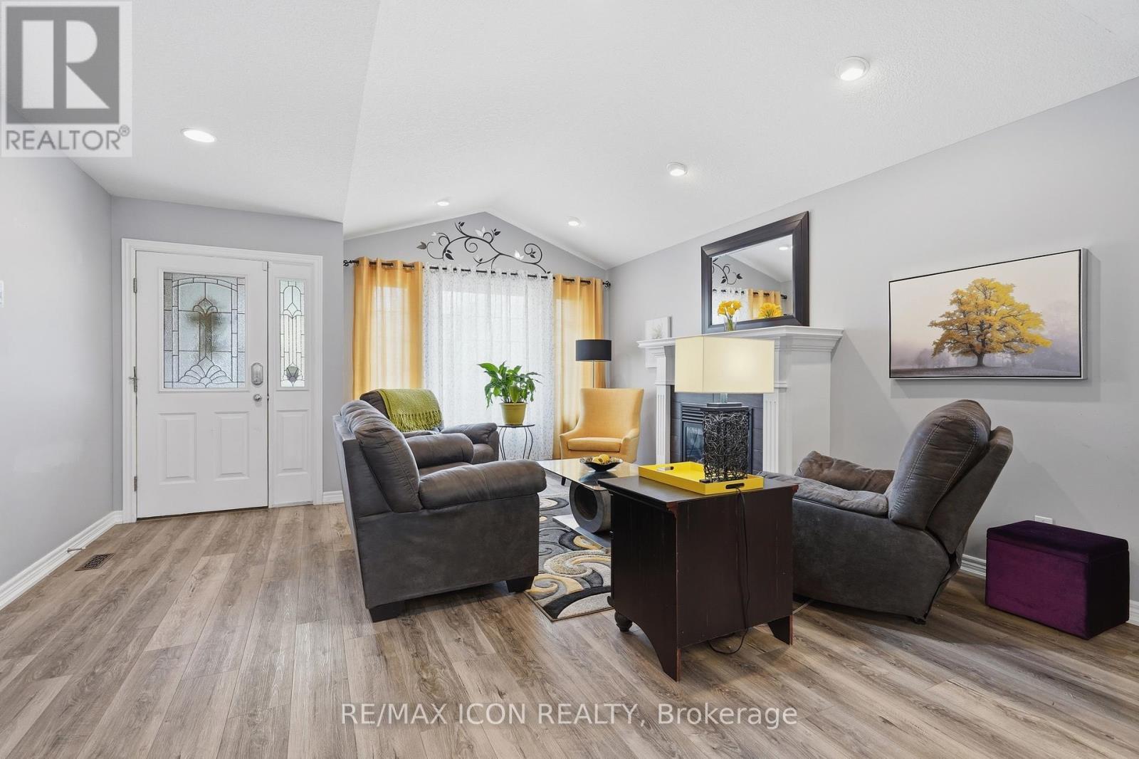 53 Augusta Crescent, St. Thomas, ON - Indoor Photo Showing Living Room With Fireplace