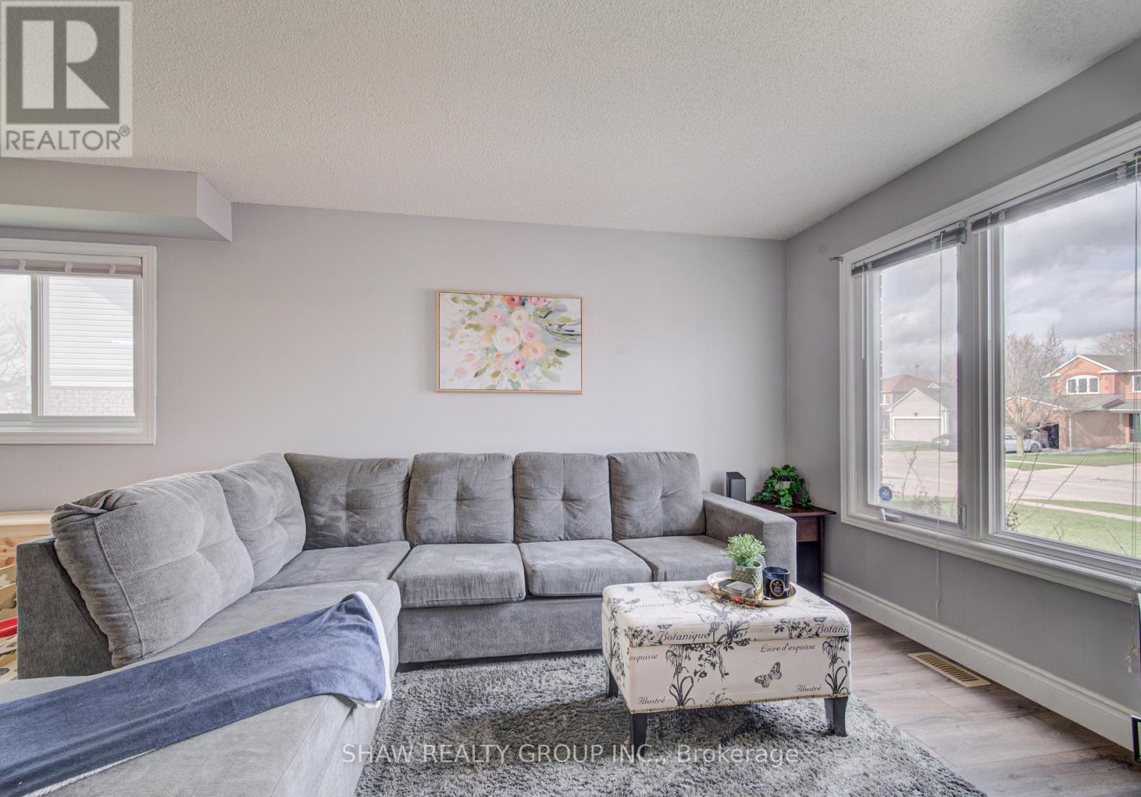 334 Christopher Drive, Cambridge, ON - Indoor Photo Showing Living Room