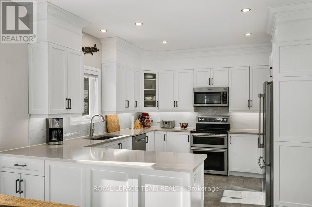 8 Thunderbird Crescent, Ottawa, ON - Indoor Photo Showing Kitchen With Upgraded Kitchen