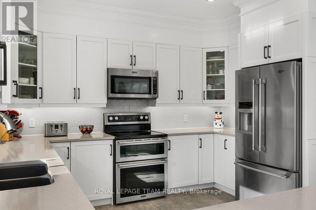 8 Thunderbird Crescent, Ottawa, ON - Indoor Photo Showing Kitchen With Double Sink With Upgraded Kitchen