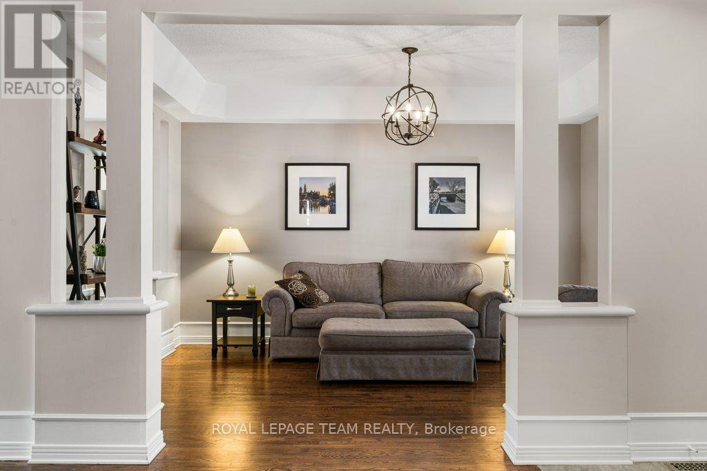 8 Thunderbird Crescent, Ottawa, ON - Indoor Photo Showing Living Room