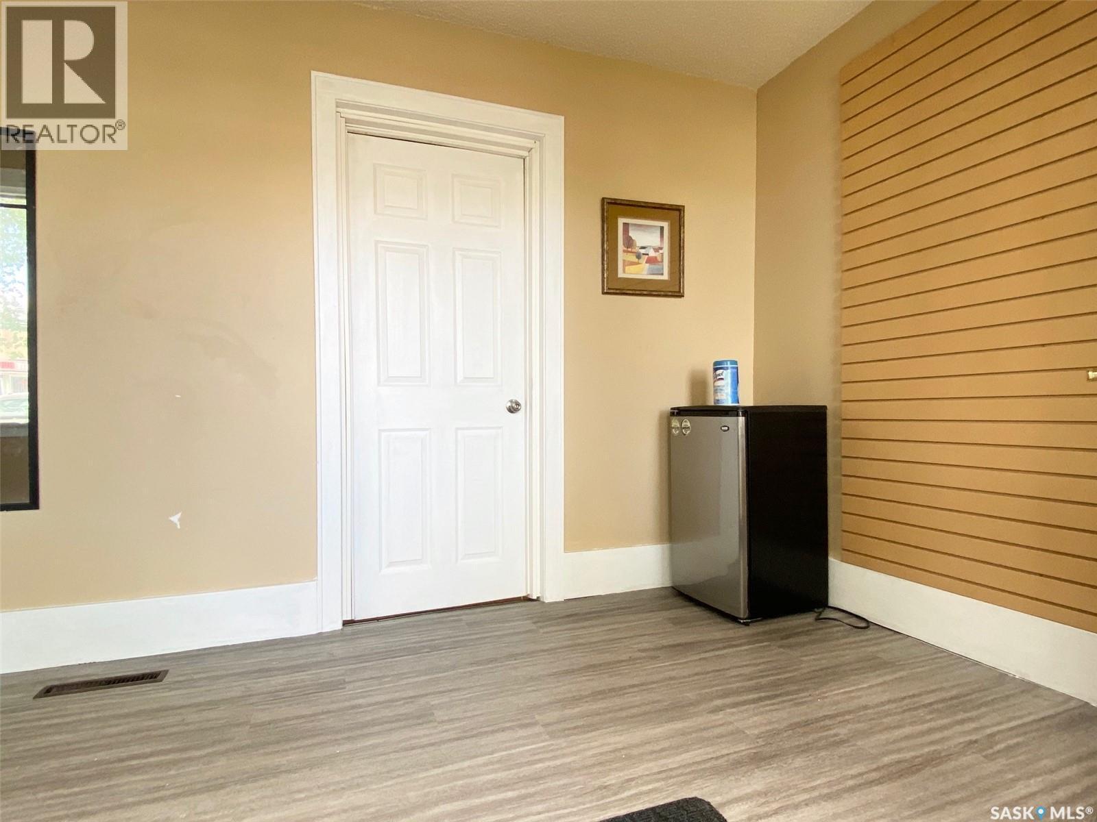 3033 Dewdney Avenue, Regina, SK - Indoor