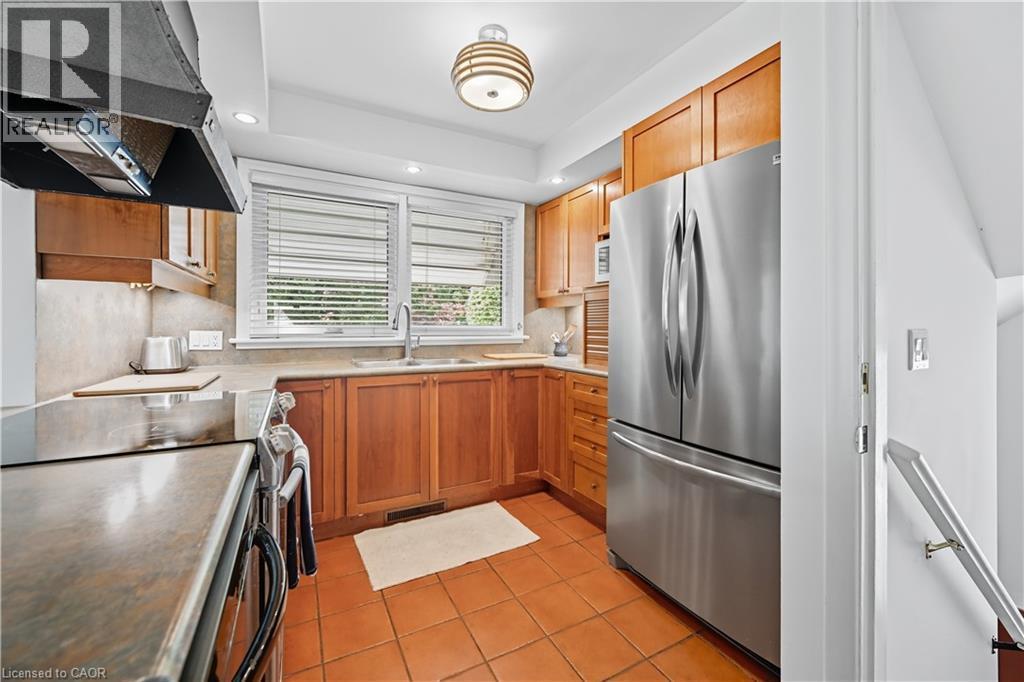 23 Percy Court, Hamilton, ON - Indoor Photo Showing Kitchen With Double Sink