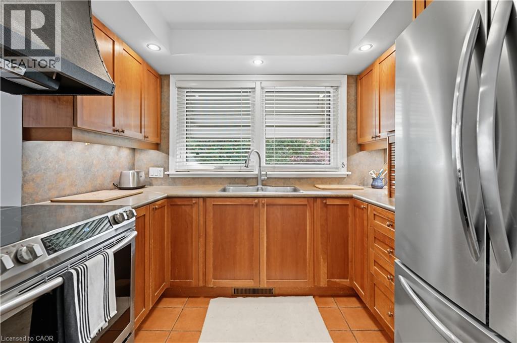 23 Percy Court, Hamilton, ON - Indoor Photo Showing Kitchen With Double Sink